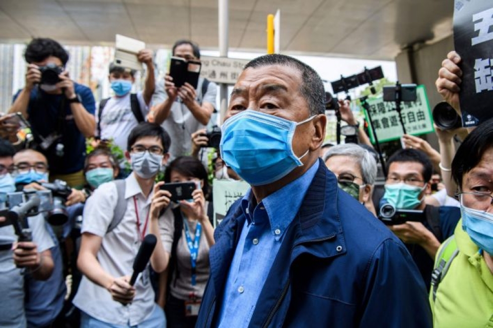 Kiinan äänekkäänä arvostelijana tunnettu Jimmy Lai odottaa oikeudenkäyntiään telkien takana. Syytteet liittyvät Lain omistaman lehden toimitilojen käyttöön. LEHTIKUVA / AFP
