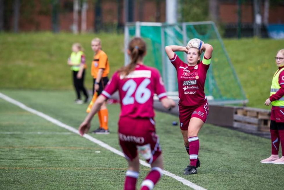 FC Hertan kapteenina toiminut Mirja Holopainen antamassa sivurajaheittoa. Vastaanottajana Hertan numerolla 26 pelannut Minja Sistonen.