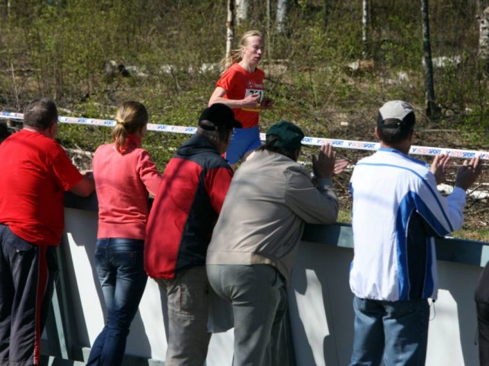 SM-maastojuoksu kuuluu suomalaiseen yleisurheilukevään traditioihin. Annemari Kiekara (silloiselta nimeltään Sandell-Hyvärinen) Tanhuvaaran SM-maastoissa 2009.