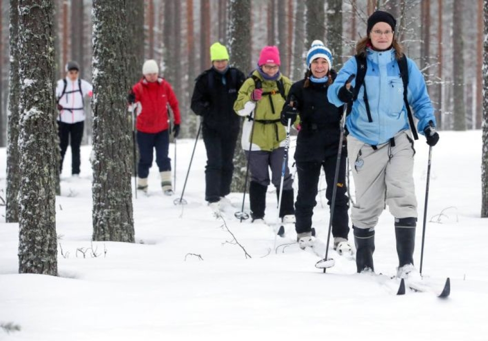 Joensuun Latu on jäsenmäärältään maakunnan suurin seura. Arkistokuva helmikuun 2017 seuran järjestämästä Luonnon päivästä. Letkan kärjessä eräopas Maria Siltakorpi.