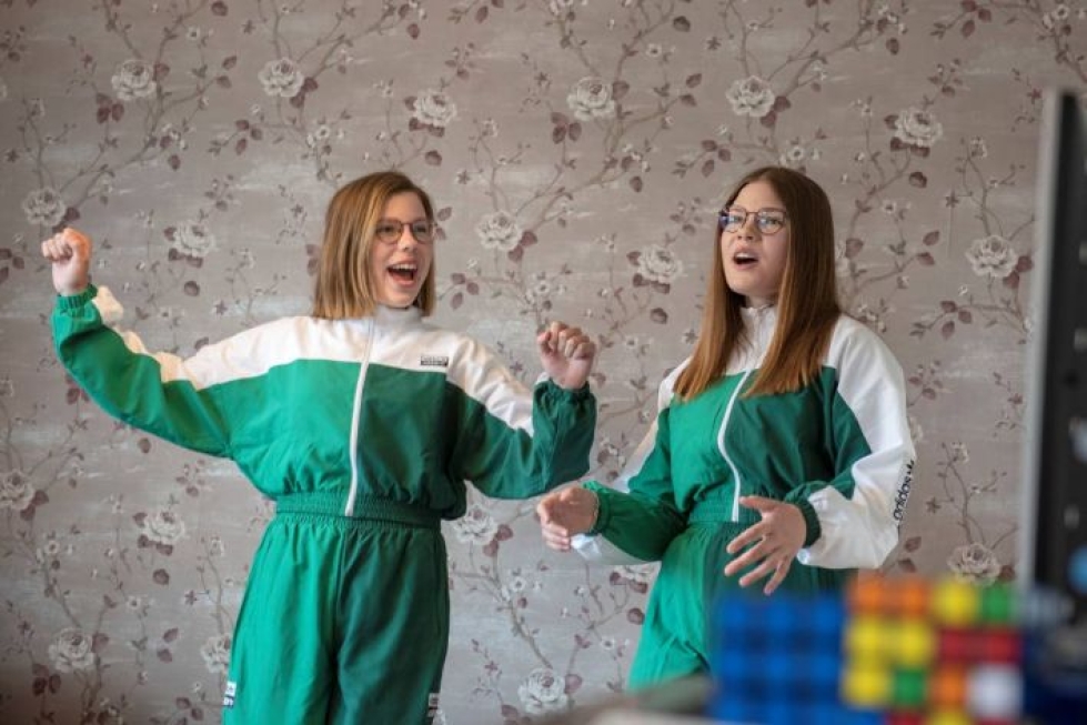 Laulajat Aino (oik.) ja Noora Ojala harjoittelevat olohuoneessa kotona Jyväskylässä. Keikoille he lähtevät näissä esiintymisasuissa taustanauhan kanssa. Koreografiat luodaan itse.