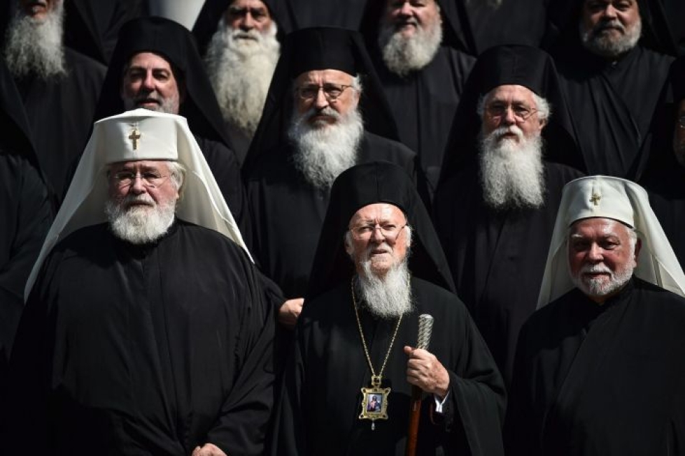 Venäjän ortodoksikirkko on aiemmin uhannut Konstantinopolin patriarkkaa Bartolomeusta (ensimmäisen rivin keskellä) vastatoimilla, jos Ukrainan kirkolle myönnetään itsenäinen asema. LEHTIKUVA / AFP