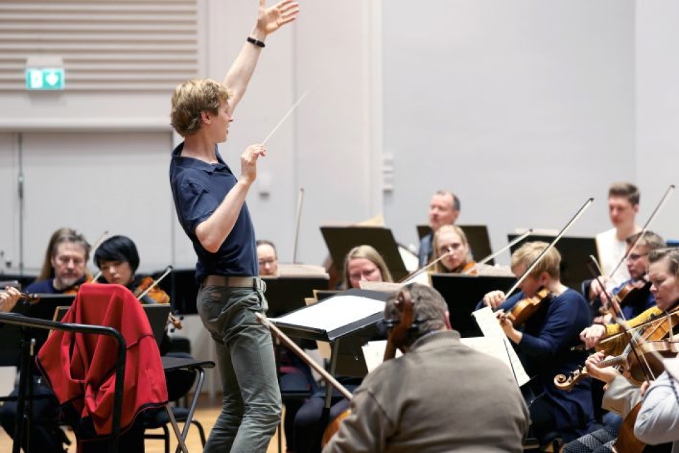 Kuvassa Joensuun kaupunginorkesteri harjoittelee kapellimestari Eero Lehtimäen johdolla.