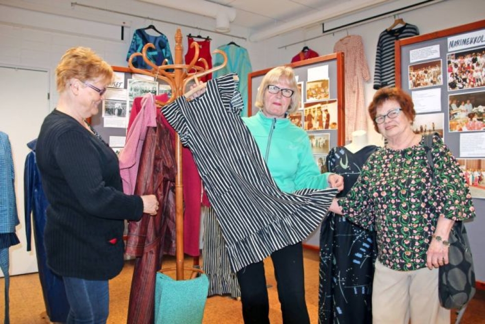 Mervi Hirvonen (vas.), Riitta Koistinen ja Kerttu Laine olivat aikoinaan töissä Kiteen Marimekon tehtaalla. He toivat näyttelyyn vanhoja Marimekon vaatteita.