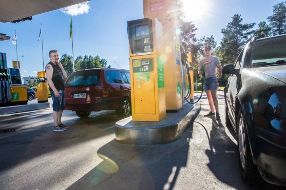 Juha Pirtonen (oik.) pitää bensiinin 1,65 euron litrahintaa kipurajana. Jani Tuononen ei haluaisi bensiinin maksavan yhtään nykyistä enemmän.