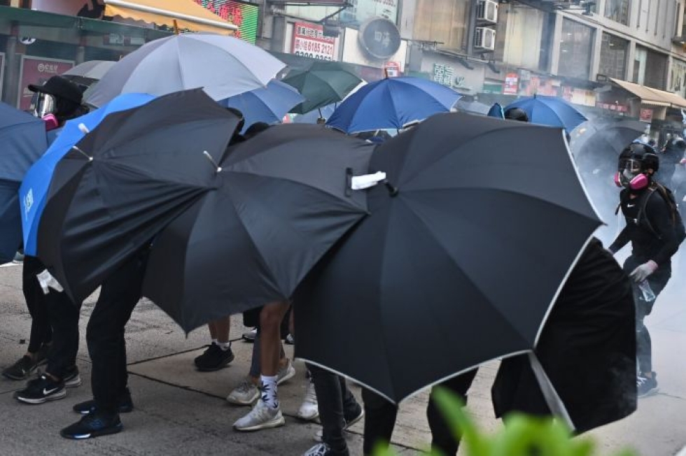 Mielenosoittajat olivat varustautuneet muun muassa sateenvarjoilla. LEHTIKUVA/AFP