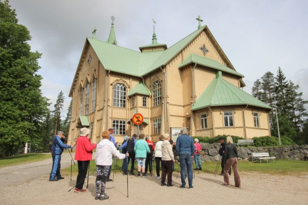 Kirkko sai omat opastaulut, joita oli moni turisti on ajan kuluessa kaivannut.