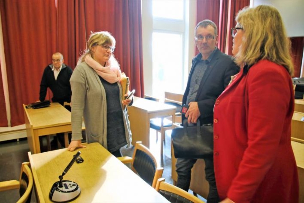 Helena Pakarinen (oik.), Hannu Hämäläinen ja Saara Heiskanen keskusteluissa kokouksen jälkeen. Pauli Hakkarainen (takana) kritisoi ideaa valtuutetuille annettavasta määrärahasta.