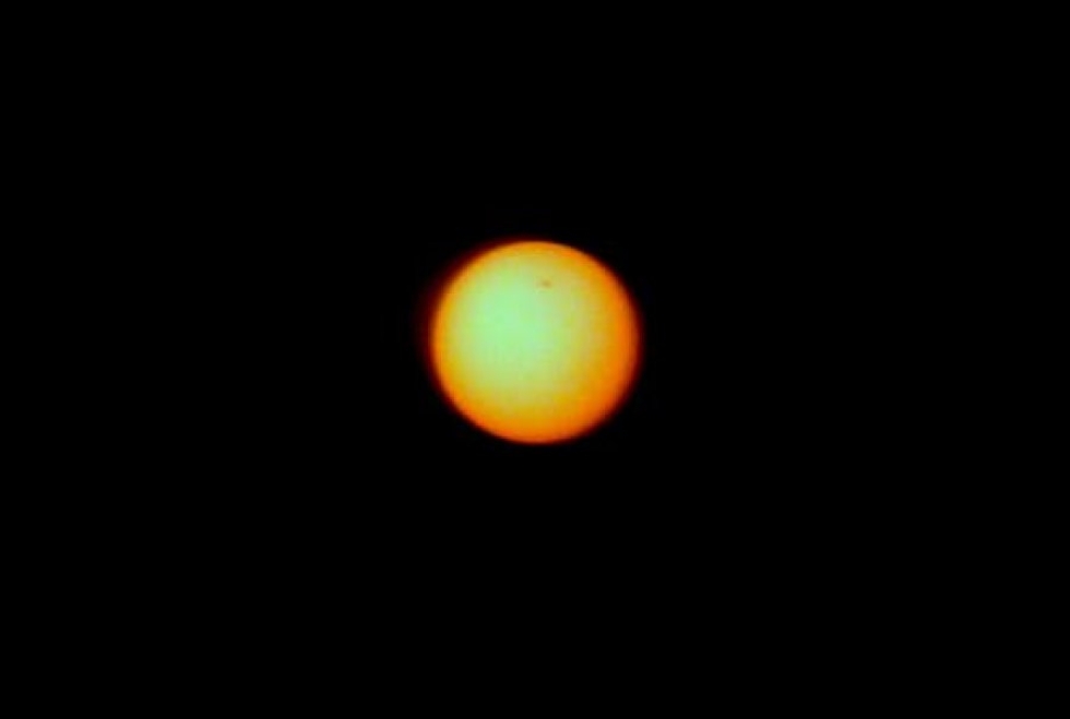 Venus näkyi yön ja aamun tunteina pienenä pisteenä auringon edessä. Kuva otettu Kosulansaaren rannassa.