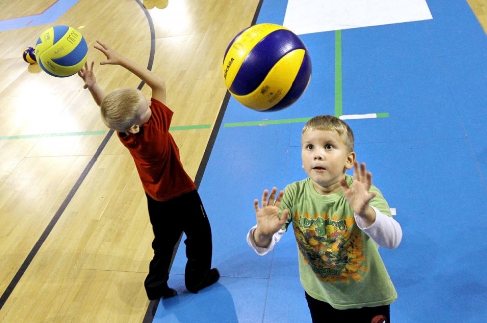 Sanomalehti Karjalaisen ja paikallisten urheiluseurojen liikuntaillassa 6-vuotias Mico Saarelainen sai tutustua lentopalloon. Lauantaina SurVo ja NiceTeam tarjoavat pienimuotoisen lajitapahtuman urheilutalolla 1-6 -luokkalaisille lapsille.