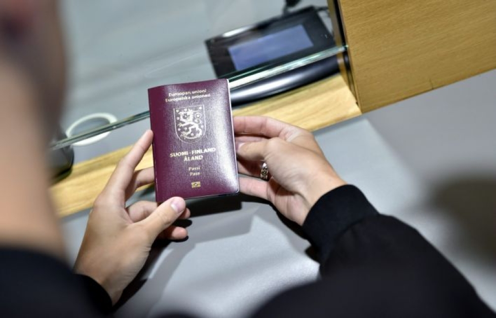 Yleisimmin apua tarvitaan matkustusasiakirjoja koskevaan ongelmaan, kuten passin katoamiseen. LEHTIKUVA / EMMI KORHONEN