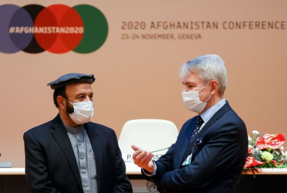 Ulkoministeri Pekka Haavisto ja Afganistanin valtiovarainministeri Abdul Hadi Arghandiwal Genevessä. LEHTIKUVA/AFP