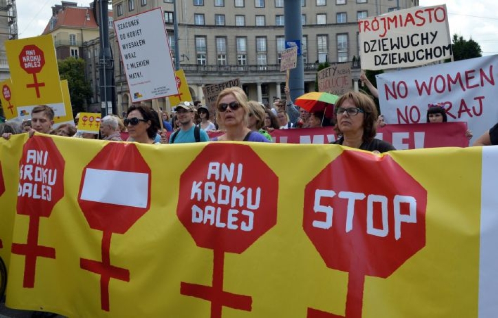 Aborttiasiat ovat kuumentaneet Puolassa tunteita pitkään. Kuva vuodelta 2016 mielenosoituksesta. Lehtikuva/AFP