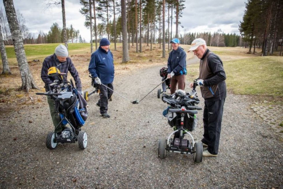 Unto Tanskanen, 75 (vas.), Kari Hämäläinen, 64, Ismo Luukkonen, 65 ja Heikki Partanen, 65, lähdössä kauden ensimmäiselle golfkierrokselle Kontioniemessä.
