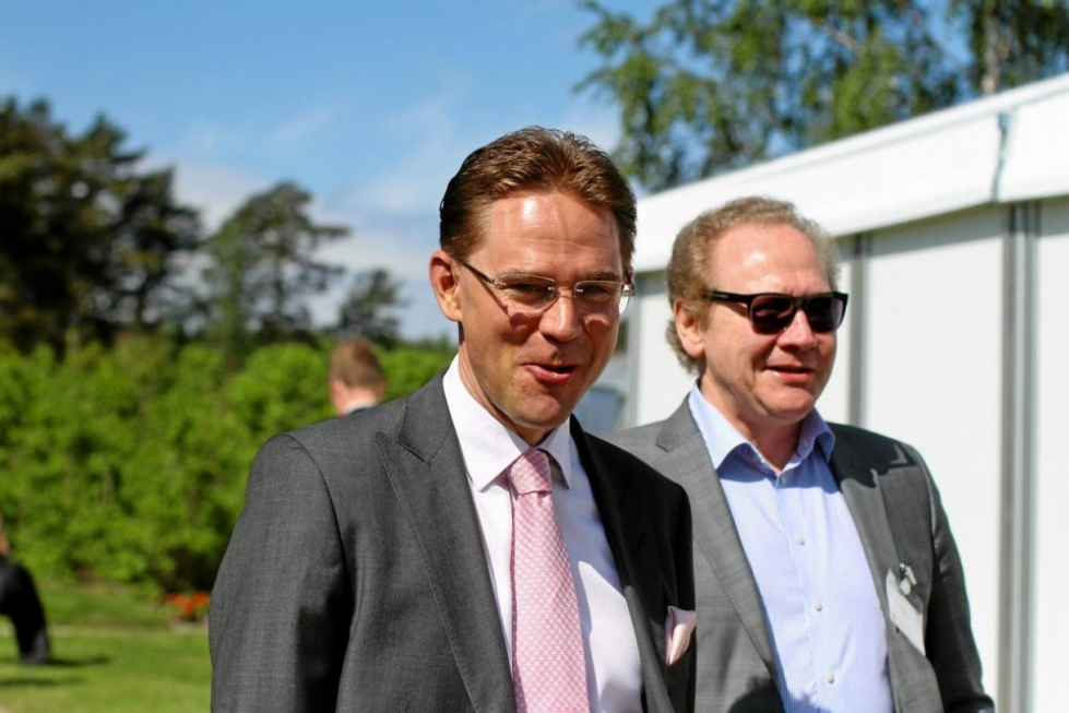 Pääministeri Jyrki Katainen ja kirjailija Jari Tervo osallistuivat presidentti Sauli Niinistön isännöimään keskustelutilaisuuteen Kultarannassa.