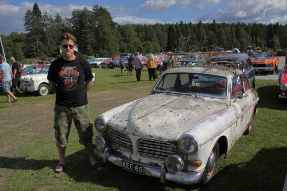 Sotkamolaisen Niko Mitrusen Volvo on näyttelyn varsinainen hyväntuulenlähettiläs.