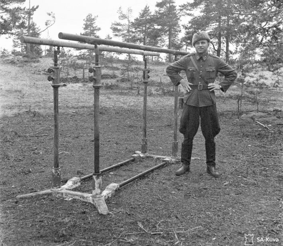 JR4:n lääkäri, lääkintämajuri Heikki Savolainen toi Paateneesta löytämänsä nojapuut Syvärille ja harjoitteli niillä jatkosodan aikana.