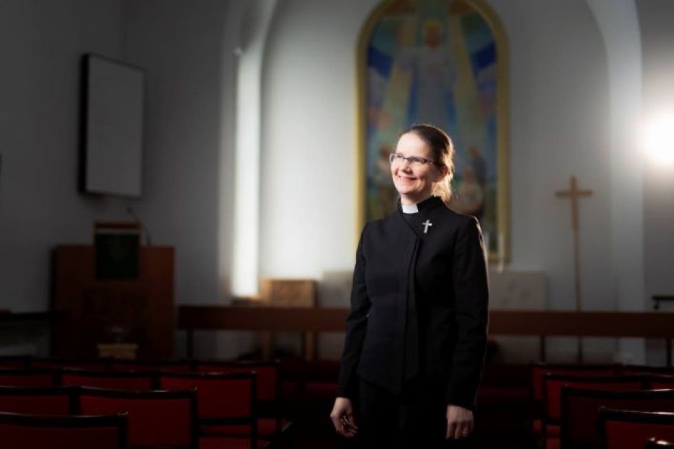 Elina Tourunen vihittiin papiksi vuonna 1988. Hän oli ensimmäisiä suomalaisia naisia, jotka pääsivät papin virkaan.
