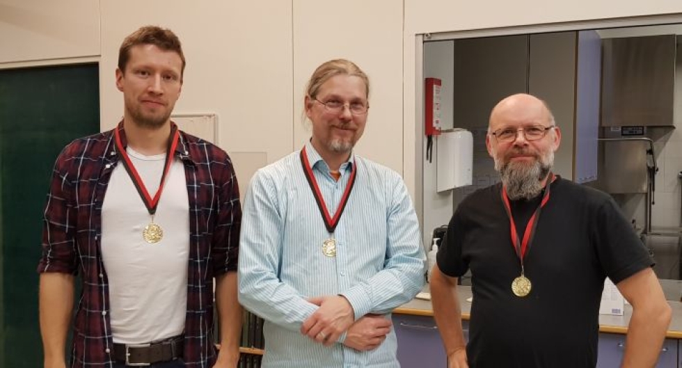 Tapani Mustonen (oik.), Tuomo Paulasto ja Teemu Honkanen ovat kaikki yli 1900-vahvuisia. Ei olekaan ihme, että opettajien joukkue voitti puulaakin.