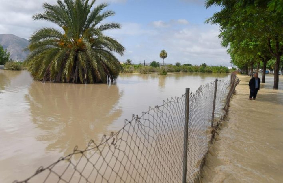 Pääministeri Pedro Sanchezin mukaan valtio aikoo auttaa rajusta sääilmiöstä kärsineitä korjaamaan aineellisia vahinkoja. Kaakkois-Espanjassa sijaitseva Redovan on yksi tulvista kärsineistä kaupungeista. LEHTIKUVA / AFP