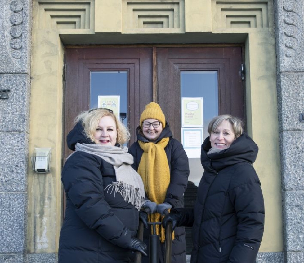 Kokeneet kuntapäättäjät Sanna Rissanen (vas.), Satu Seppäläinen ja Heli Hjälm kokevat, että hyvällä asioihin perehtymisellä ja yhteistyöllä yli puoluerajojen pärjää kuntapolitiikassa - sukupuolesta riippumatta.