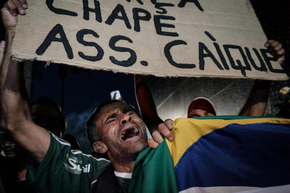 Brasiliassa surtiin jalkapallojoukkueen pelaajien kuolemaa lento-onnettomuuden jälkeen. LEHTIKUVA/AFP