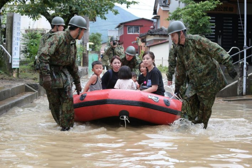 Japanin ilmatieteen laitos varoitti keskiviikkoaamuna ennennäkemättömän kovista rankkasateista. LEHTIKUVA/AFP
