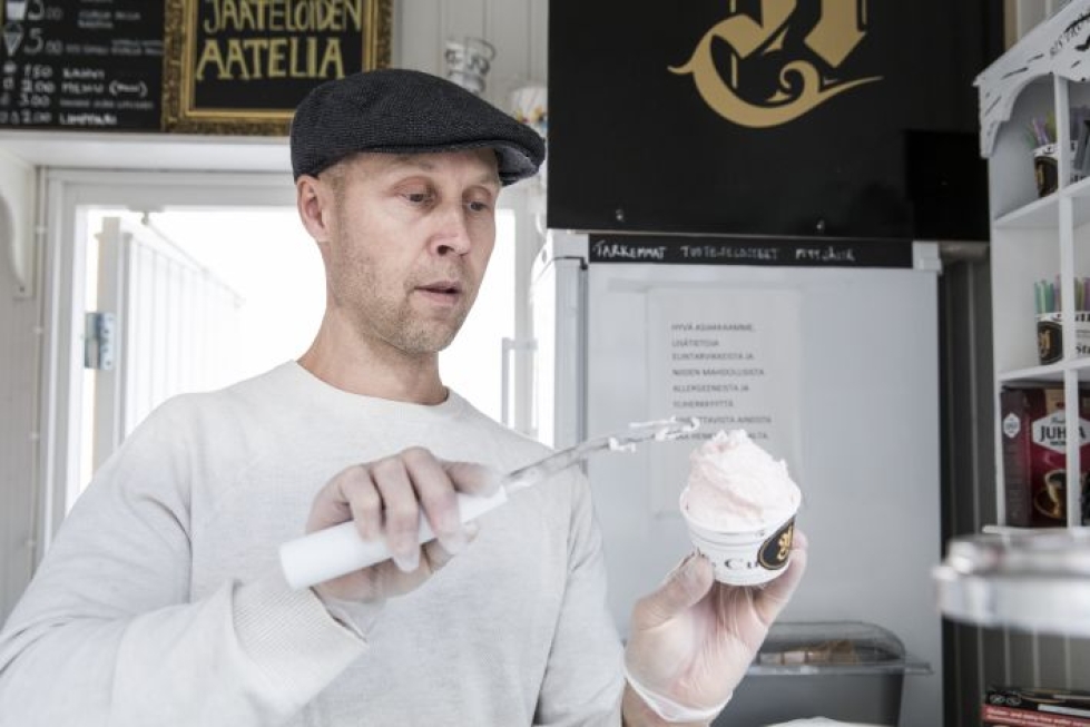 Kuvassa Nikolai-jäätelöiden yrittäjä Kimmo Tanskanen.