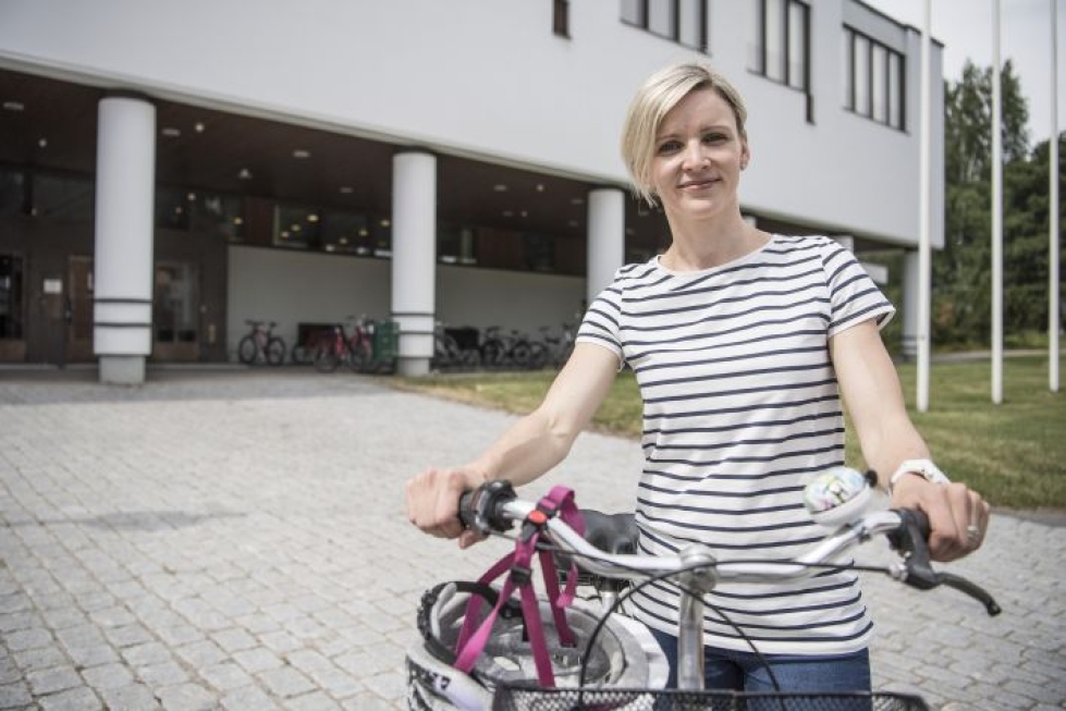 Mirva Rottensteiner, 38, harrastaa itse kestävyyslajeja ja käy kuntosalilla. Työmatkat hän kulkee mieluiten polkupyörällä.