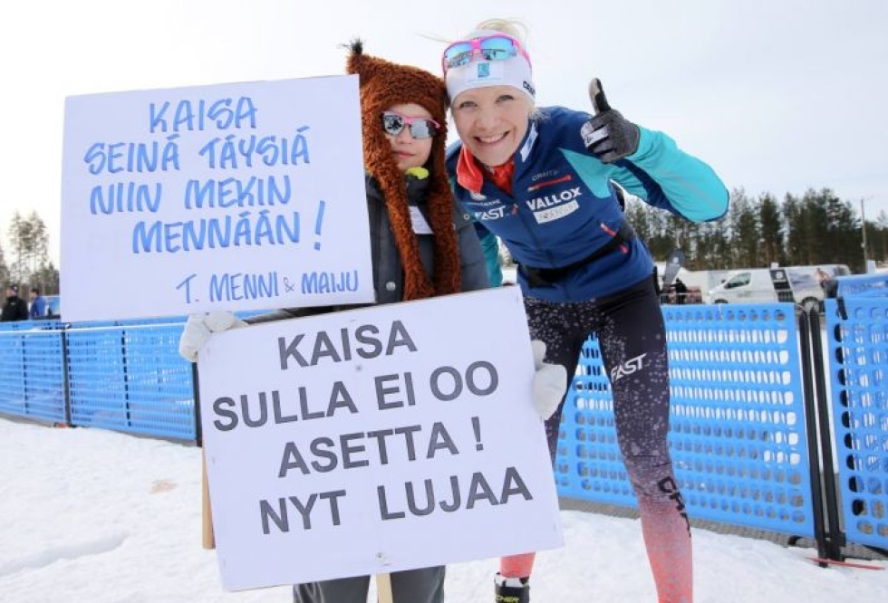 Kaisa Mäkäräinen kilpaili vuosi sitten Kontiolahden SM-hiihdoissa. Silloin Mäkäräinen nosti Kontiolahden Urheilijoiden joukkueen kakkososuudella sijalta 23 ykköseksi. KontU päätyi lopulta viestissä neljänneksi.