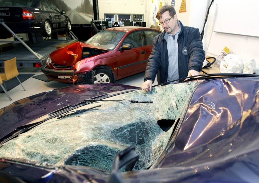 Autokoulu Kontkasen liikenneopettaja Jouni Mutanen esittelee hirvikolarissa ruttaantunutta autoa.
