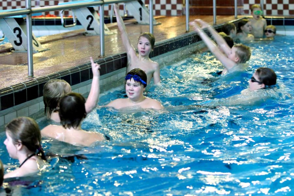 Koululiikunnan uimatunnille Joensuun Vesikossa tulee toisinaan lapsia, joille vesi on pelottava ja tuntematon aine. Kontiolahden kirkonkylän koulun lapset eivät vettä ujostele.