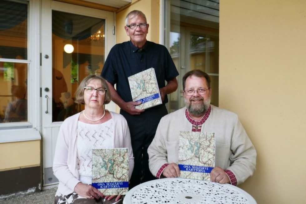Kuvassa kirjan tekijätiimi vas. Kirsti Kuutti, Jarmo Levy (seisomassa) ja Seppo Mitrunen.