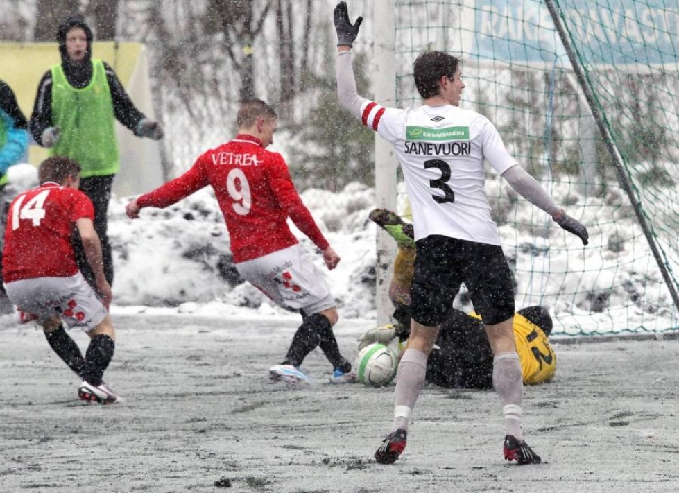 Jipon Immo Eronen (9) ja Petteri Rönkkö olivat lähellä maalintekoa FC Hakan verkkoon Suomen cupin ottelussa maaliskuussa 2014.