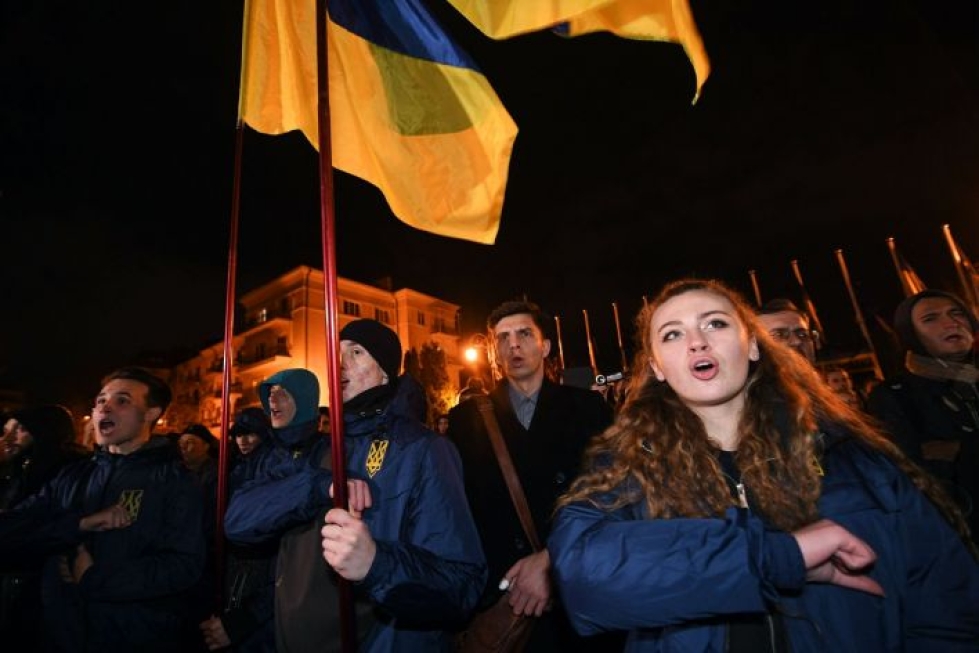 Mielenosoittajat protestoivat Kiovassa Ukrainan joukkojen vetäytymistä maan itäosassa. LEHTIKUVA/AFP