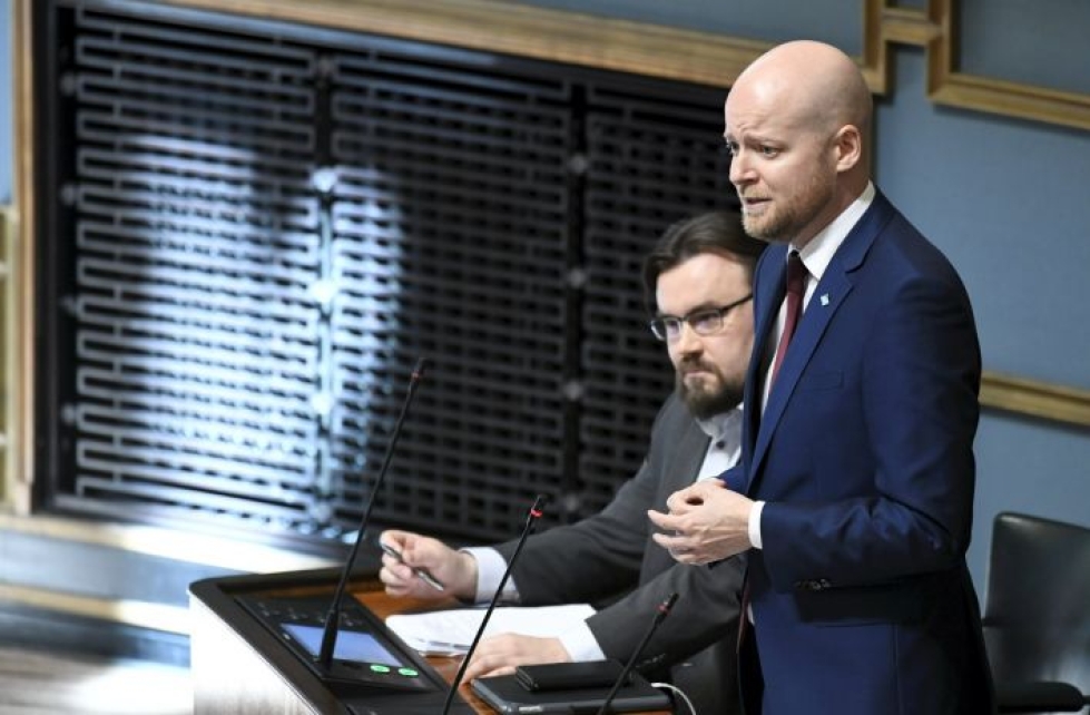 Vasemmistoliiton Jussi Saramo eduskunnan täysistunnossa 25. kesäkuuta. LEHTIKUVA / HEIKKI SAUKKOMAA