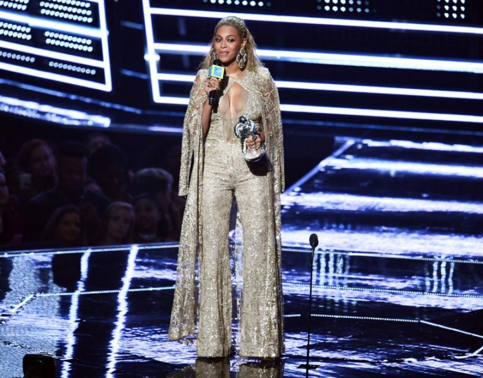 Hopeiseen haalariasuun pukeutunut Beyonce oli ehdolla gaalassa kaikkiaan 11 eri palkintosarjassa. LEHTIKUVA/AFP