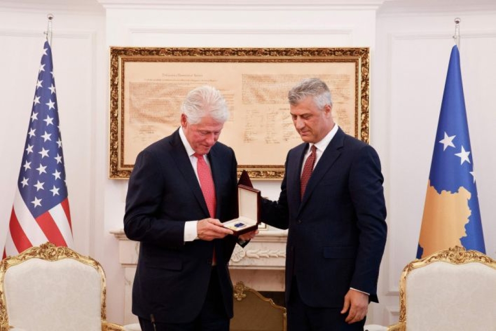 Kosovon presidentti Hashim Thaci luovutti jo eilen maan pääkaupunkiin Pristinaan saapuneelle Bill Clintonille Vapauden mitalin kiitokseksi hänen avustaan. LEHTIKUVA/AFP