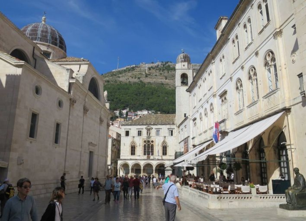 Dubrovnikin vanhakaupunki jää muurien sisälle.