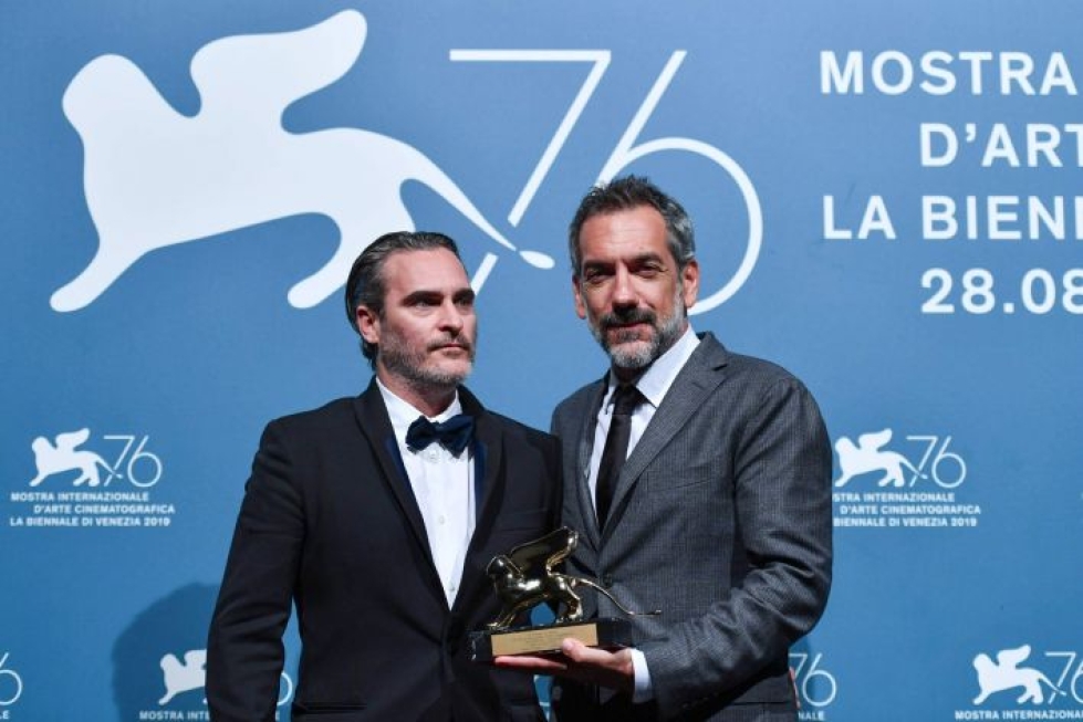 Oscar-ehdokkuuksia kahminut Joker voitti Venetsian elokuvajuhlilla Kultaisen leijonan. Kuvassa näyttelijä Joaquin Phoenix (vas.) ja ohjaaja Todd Phillips. LEHTIKUVA/AFP