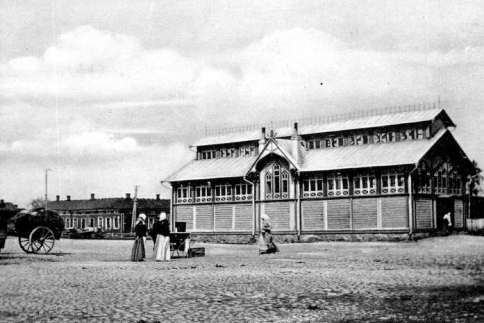 Joensuun ensimmäinen kauppahalli rakennettiin vuonna 1902-1903. Asemakaavassa halli näkyy kuitenkin vasta 1920-luvulla.
