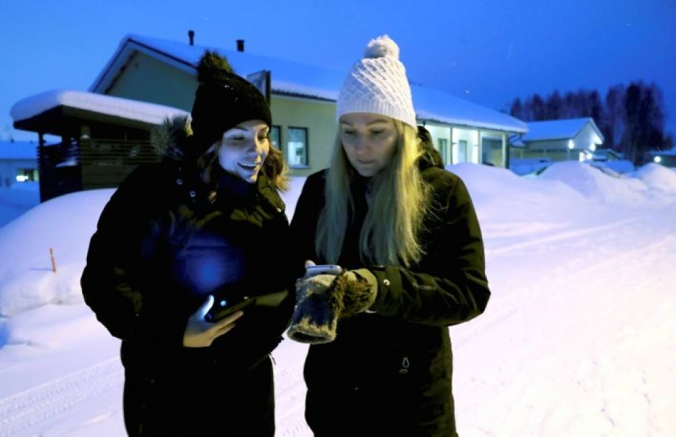 Mari Ojalammi ja Kati Mäkisalo ottaisivat iltalenkeilleen mukaan mieluusti myös Kotkassa asuvan Heli-siskon, koska ikävä 15 vuotta Etelä-Suomessa asunutta siskoa kohtaan on kova.
