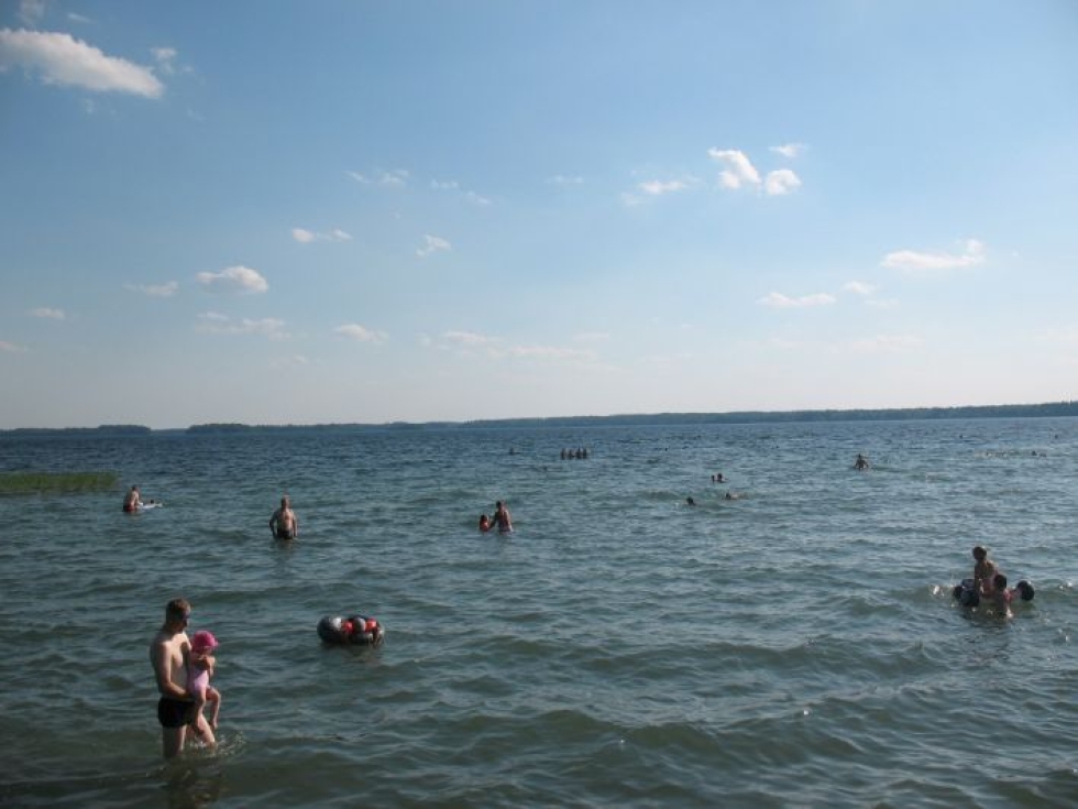 Uimareita riitti Kuoringalla 12. heinäkuuta 2010, kun hellelukemat olivat 32 astetta.