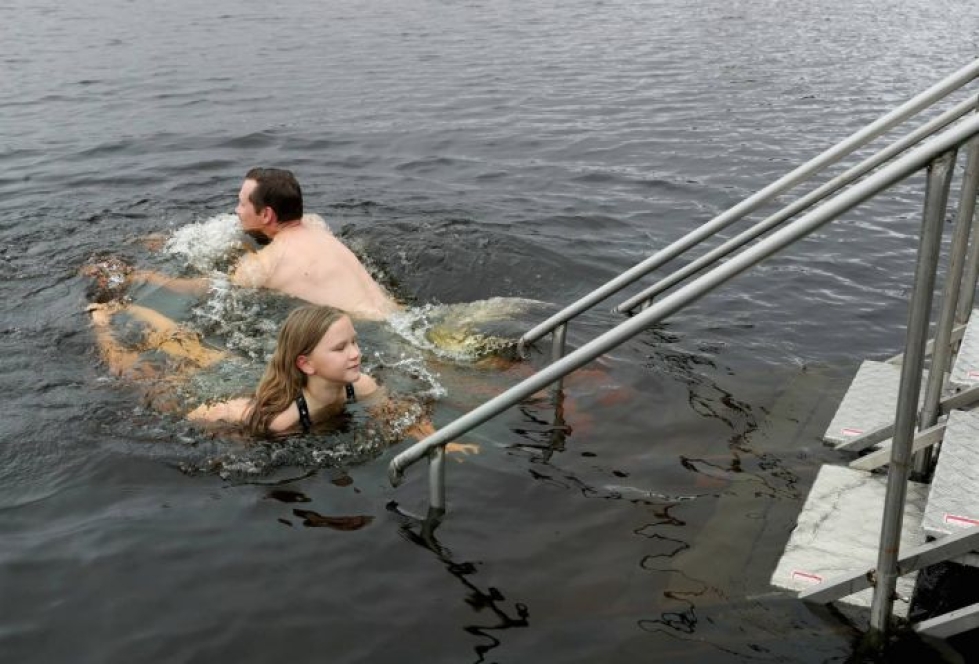 Petri Karhapää, 44, pulahti kymmenvuotiaan tyttärensä Ellenin kanssa uimaan Jääkarhujen laiturilta.