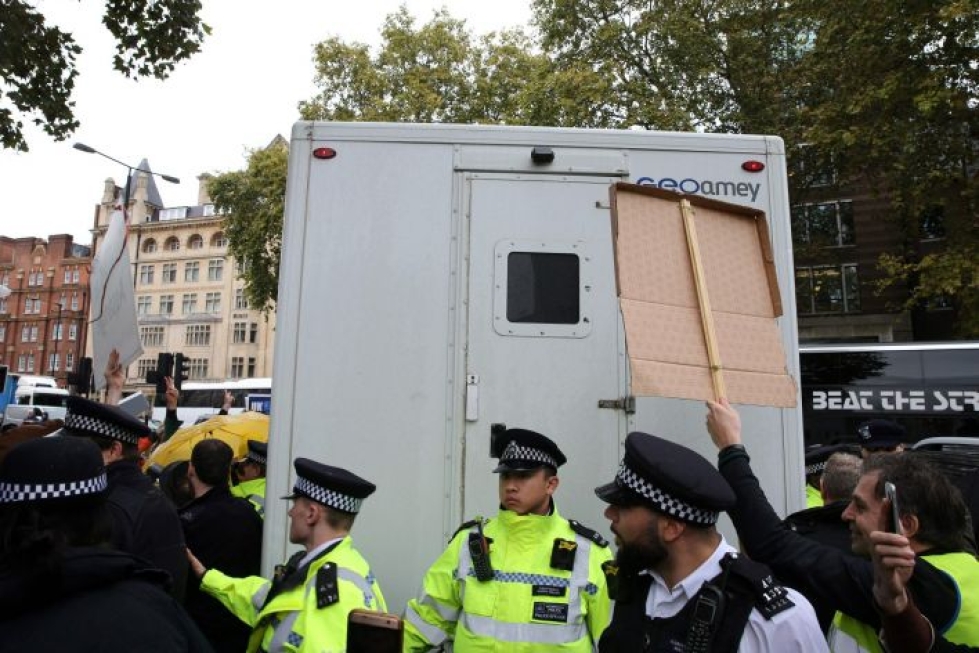 Lontoossa poliisit ympäröivät vankilan ajoneuvoa sen lähtiessä oikeustalolta, jossa Julian Assange oli maanantaina. LEHTIKUVA/AFP

 Lontoossa officer surround a Prison van as it leaves from Westminster Magistrates Court in London on October 21, 2019, where WikiLeaks founder Julian Assange has been attending a case management hearing as he fights extradition to the United States. - WikiLeaks founder Julian Assange was ordered Friday to make his first in-person London court appearance to determine whether he can be released from prison as he fights extradition to the United States. The 48-year-old Australian has been in custody at the high-security Belmarsh prison in southwest London since being dramatically dragged from Ecuador's embassy in April. LEHTIKUVA / AFP