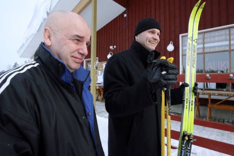 Liperin vapaa-aikasihteeri Raimo Piiroinen (vas.) ja Joensuun liikuntajohtaja Timo Heinonen arkistokuvassa Pärnävaaran urheilukeskuksessa vuonna 2009.