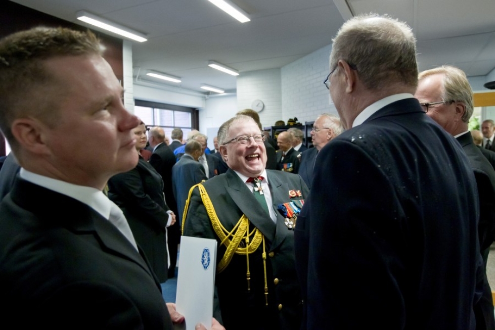 Kattojärjestön puheenjohtaja Martti Kukkonen jutustelee juhlavieraiden kanssa.