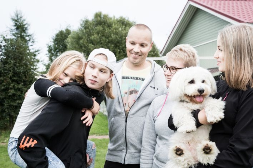 Alina, Aaro, Marku, Satu, Myrsky ja Anni Turunen ovat viihtyneet mainiosti Lehmossa.