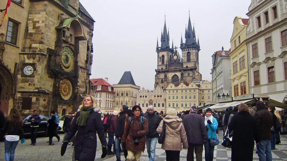 Prahan vanhankaupungin keskusaukio tungeksii turisteja myös talvikuukausina.