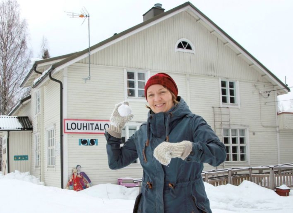 Anna Lehtinen on yksi niistä vapaaehtoisista harrastajista, jotka pitävät Enon Louhiteatterin pyöriä pyörimässä.